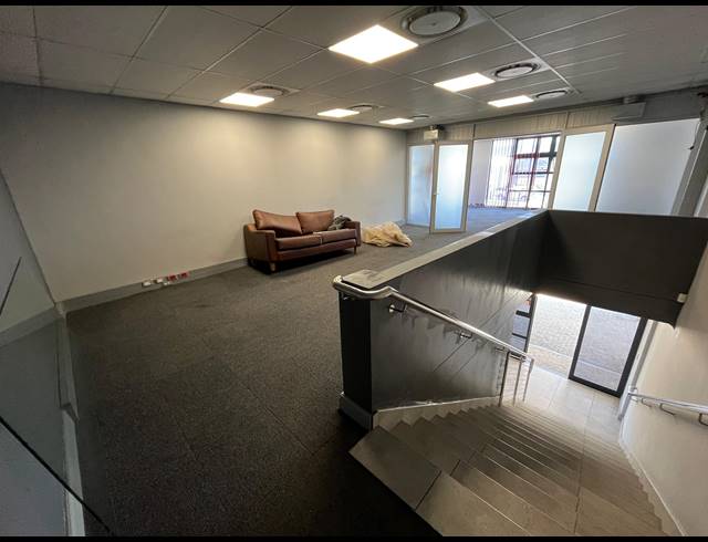 342M² WAREHOUSE TO LET IN STIKLAND INDUSTRIAL